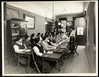 En amerikaniseringsklasse for kvinder på Rodeph Sholom Sisterhood, 157 East 94th Street, New York, 1920 (sølv gelatinetryk)